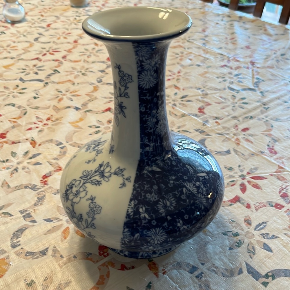 Blue and white vase. Beautiful. Looks new I’ve never used it